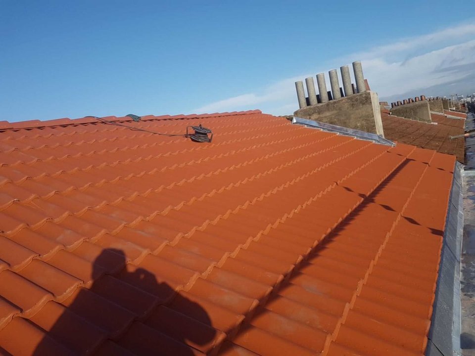 Couverture en tuiles et raccords autour de souches de cheminée