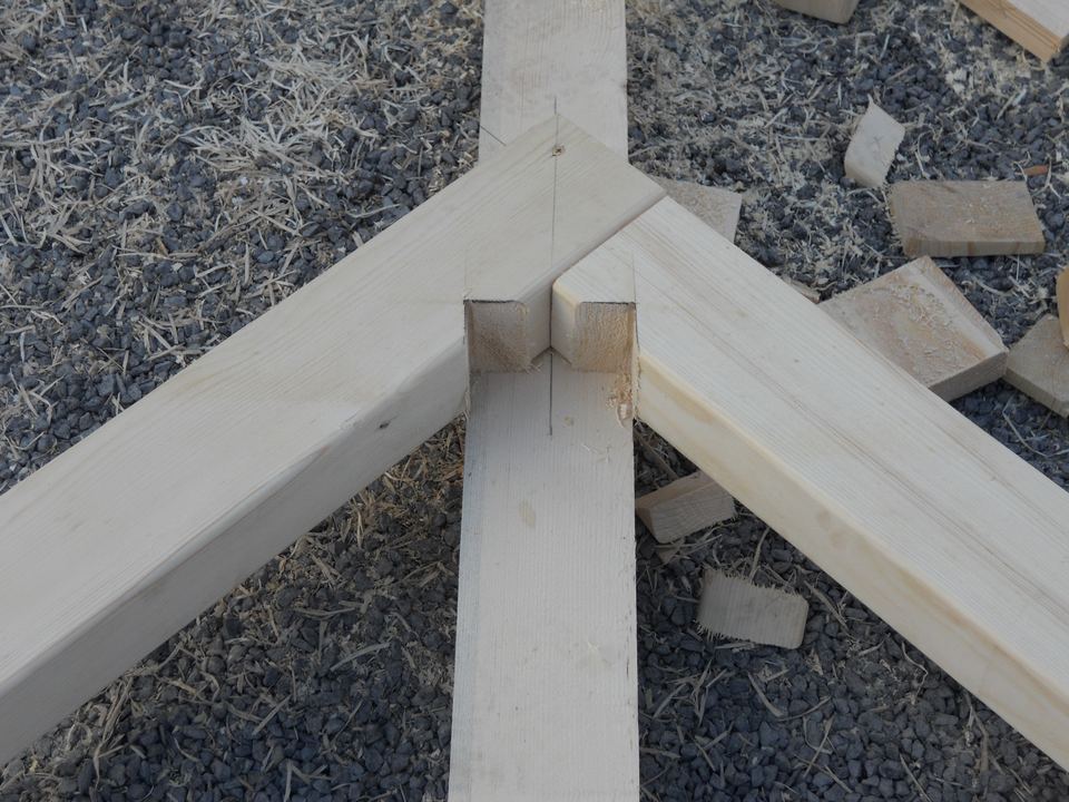Assemblage de pièces de bois neuves taillées pour une charpente