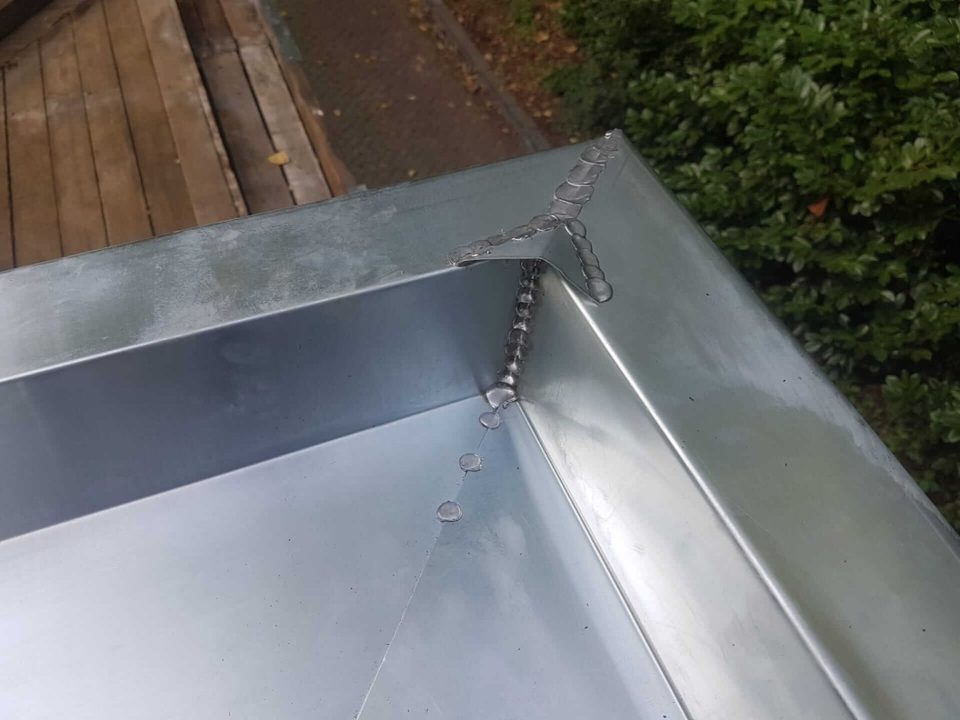 Angle d’un canal en zinc vu de dessus, avec la soudure le long du pli